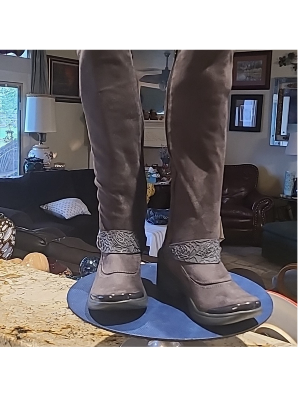 BZEE "Euphoria" Tall boot sz 7. Like new condition. Cloud technology .(#1168)